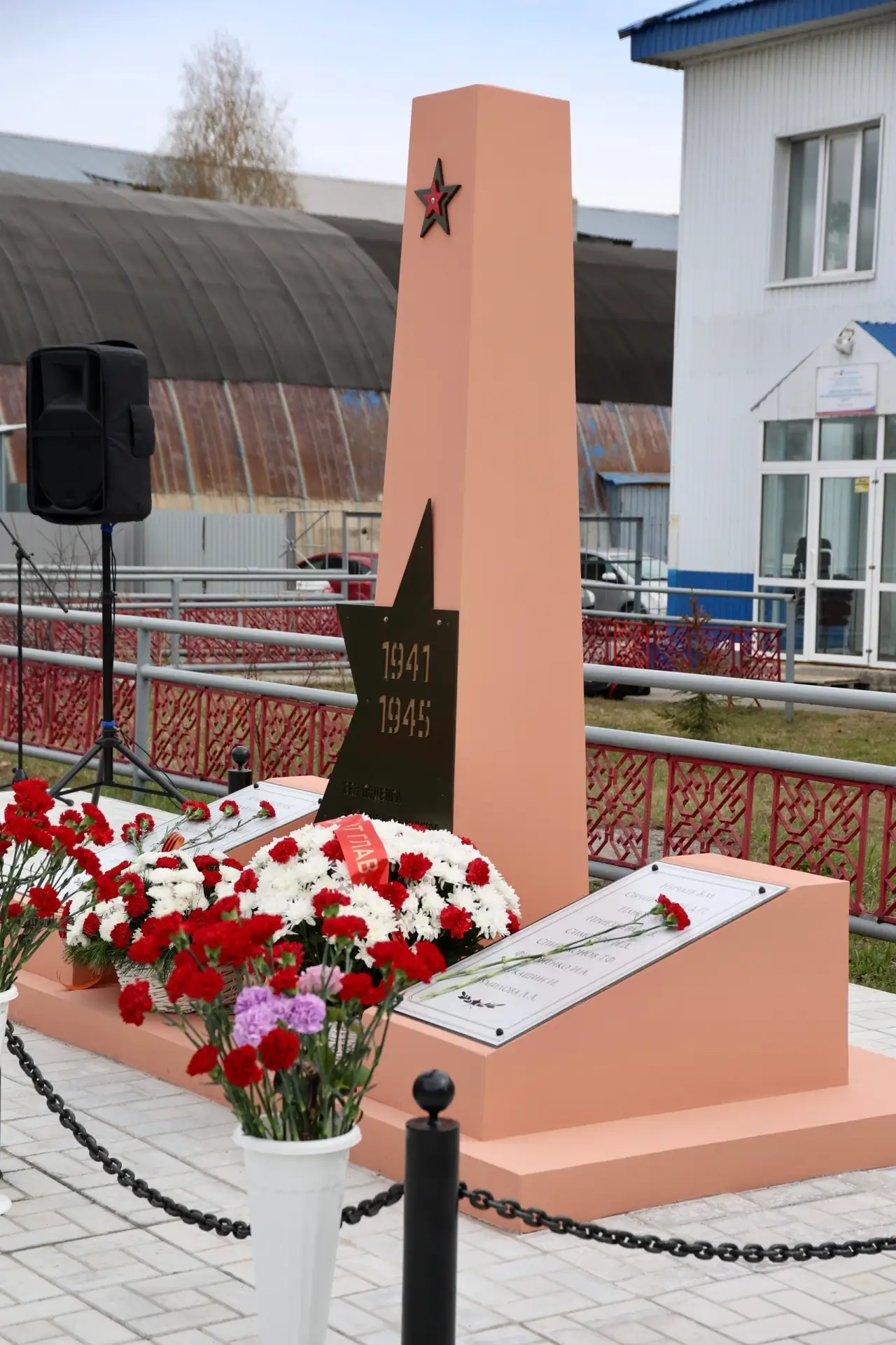 В Сургуте открыли первый обелиск в память о воинах-железнодорожниках.    Памятный объект появился на