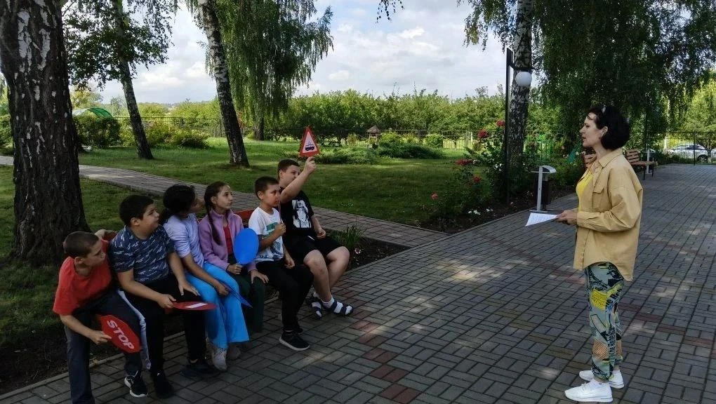 В школьном лагере «Радуга» состоялось мероприятие по правилам дорожного движения. Ребята продемонстр