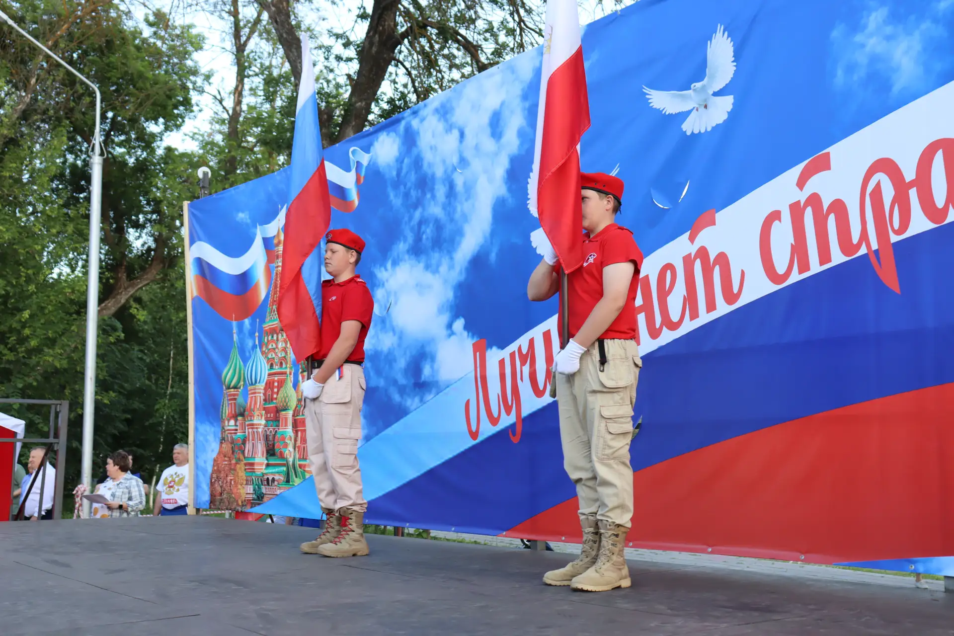 Равнение на флаг!

Вечерний тематический концерт в городском парке открыли участники патриотического