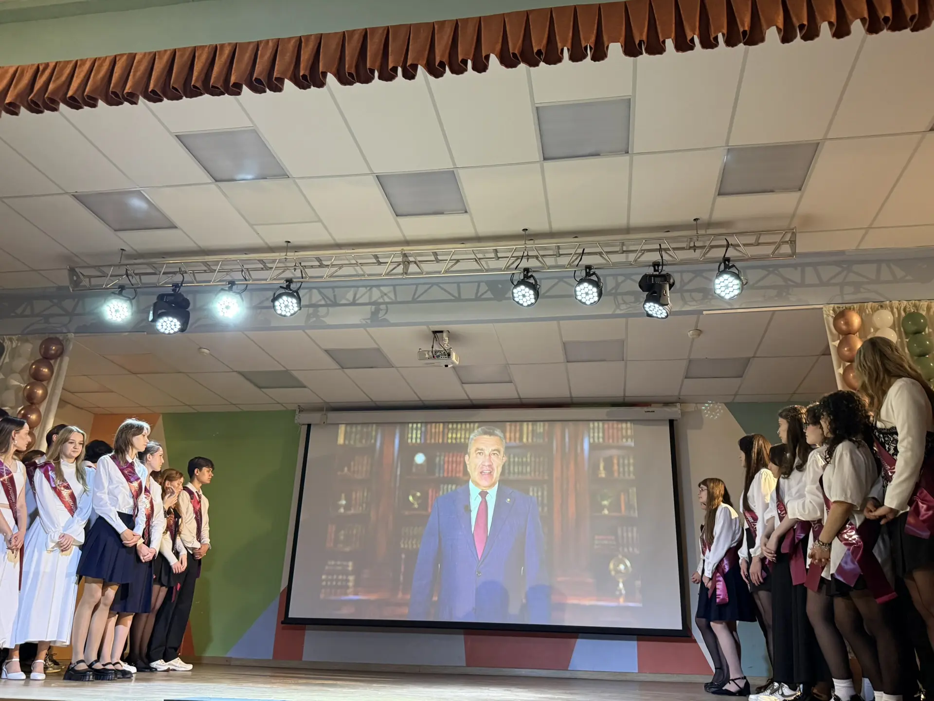 🎉 Торжественный концерт в стенах школы!  ПОСЛЕДНИЙ ЗВОНОК🎓 📍Сегодня в нашей школе прошёл незабываемы