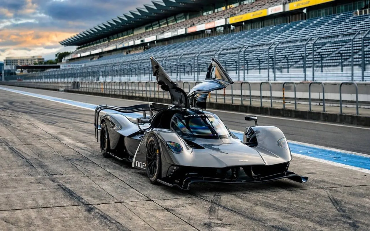 Aston Martin объявила отзыв нескольких гиперкаров Valkyrie стоимостью около $3,5 млн.

Причиной стал