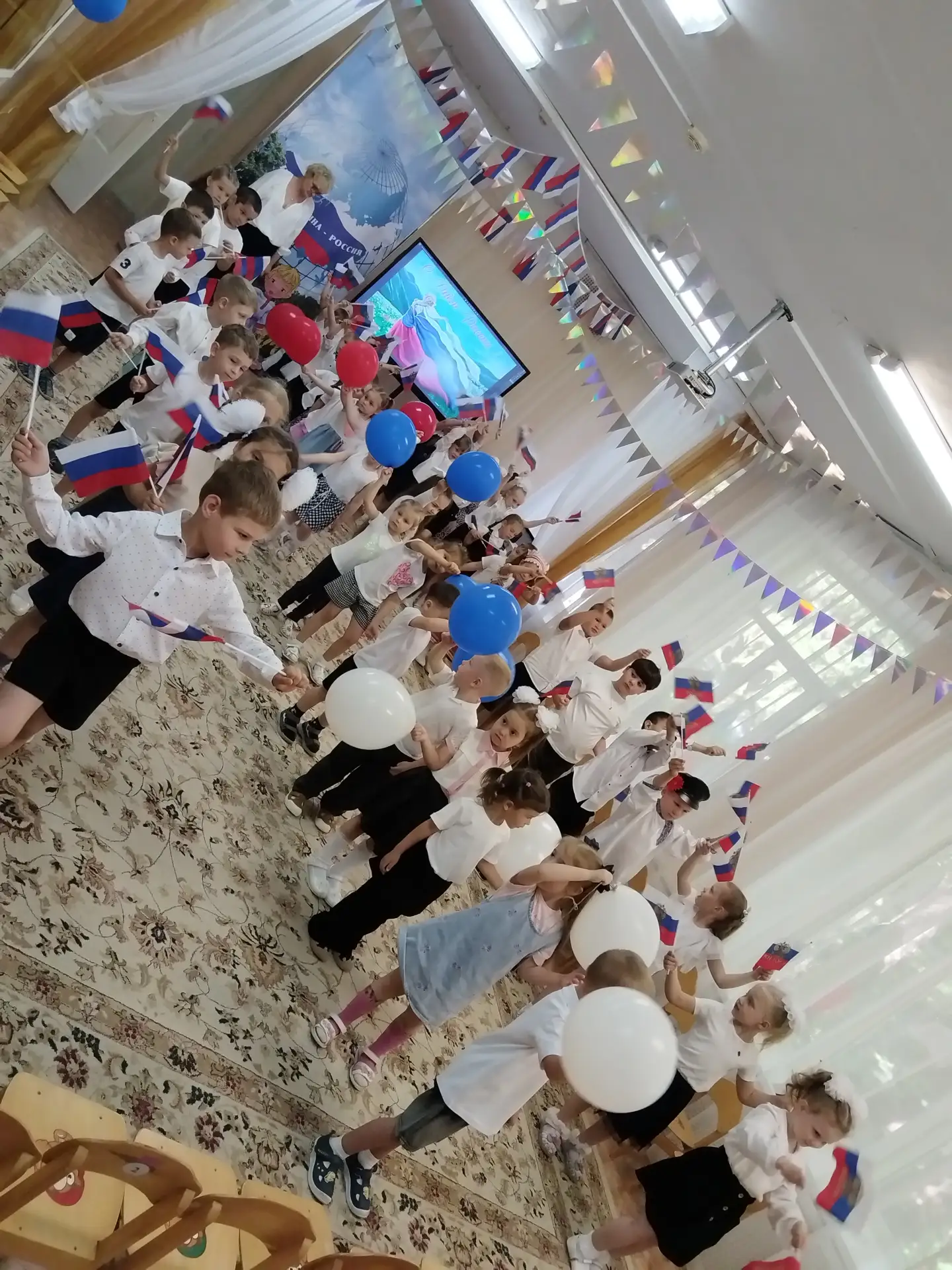 🎉 С Днём России, дорогие 
друзья! 🎉

Нам праздники для 
радости даны,
Мы знаем их немало, самых 
р