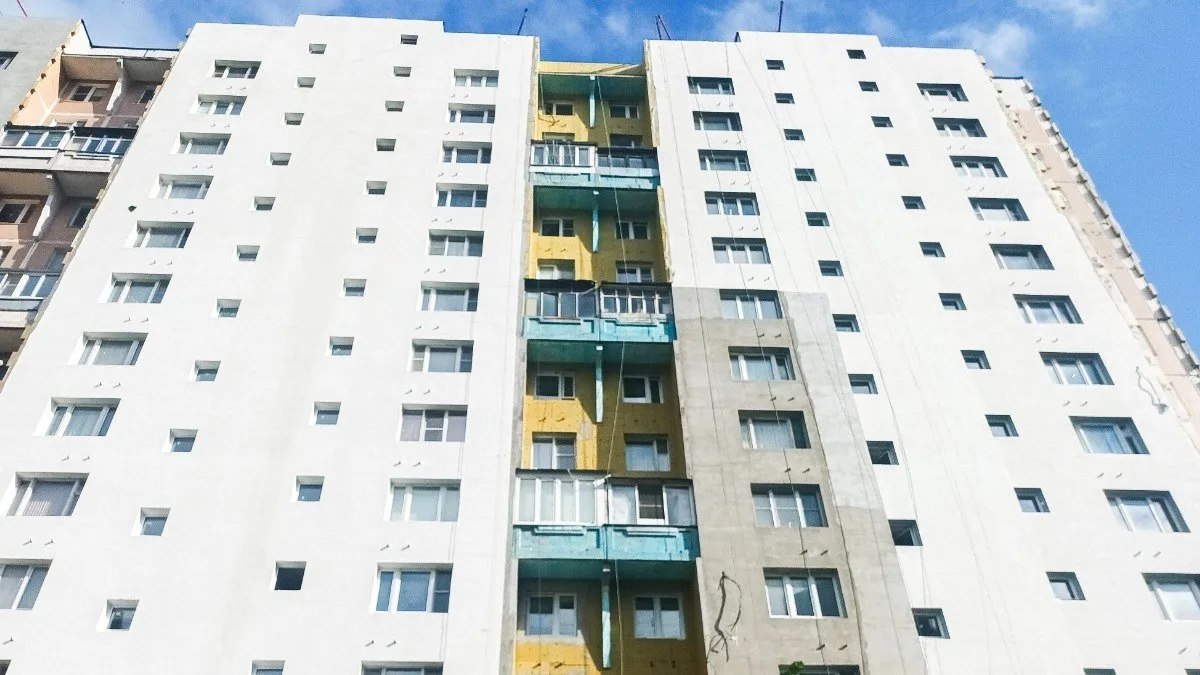 На Боровском шоссе, 37к3, по программе капитального ремонта обновляют дом 1988 года пос...