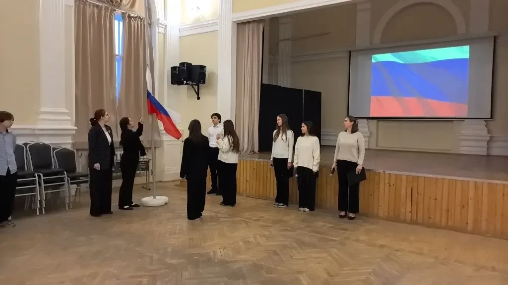 Понедельник начинаем правильно! 🇷🇺  Утро в нашей школе началось с важного события. На торжественной 