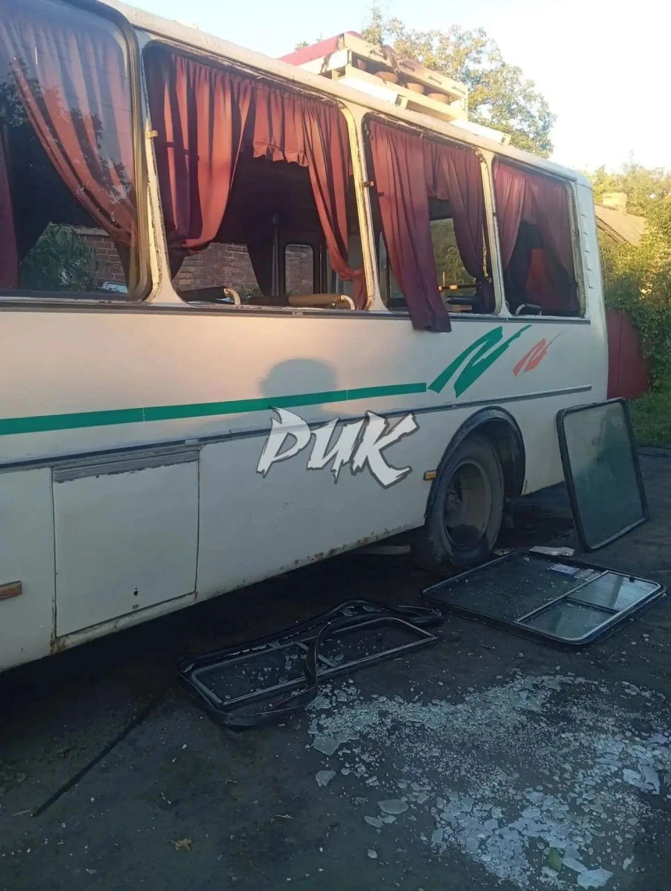В результате атаки дрона ВСУ в Калининском районе Горловки поврежден пассажирский автоб...