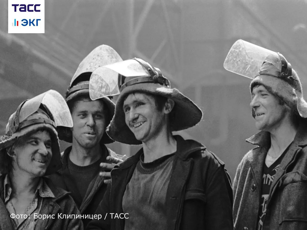 #ТАСС_ЭКГ_Архив 

Челябинск, 1977 год. 

Передовые горновые А. Давыдов, Ю. Василец, А. Титов и П. За