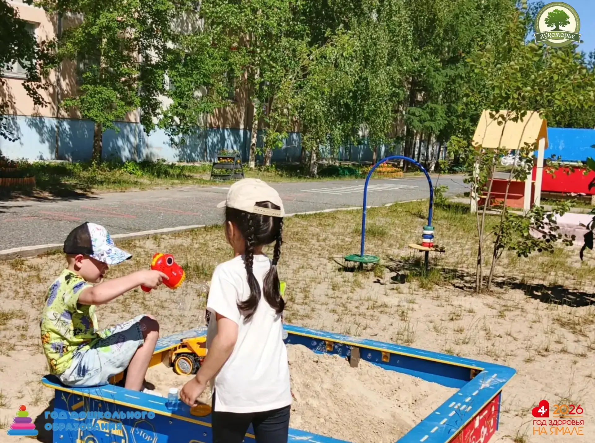 Лето, лето, сказочное лето!
От чудес кружится голова...
Сколько солнца! Сколько света!
Как прекрасна