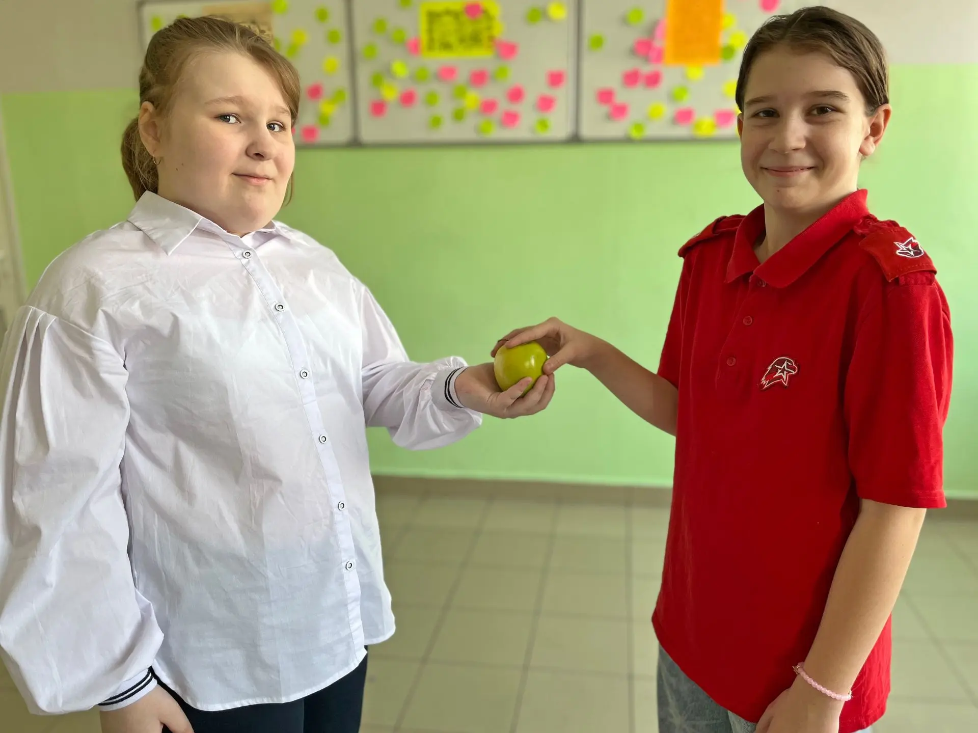 «Яблочный друг»  🍎 Вторая акция в честь Международного дня счастья — «Яблочный друг»!  ✨ Ребята прин