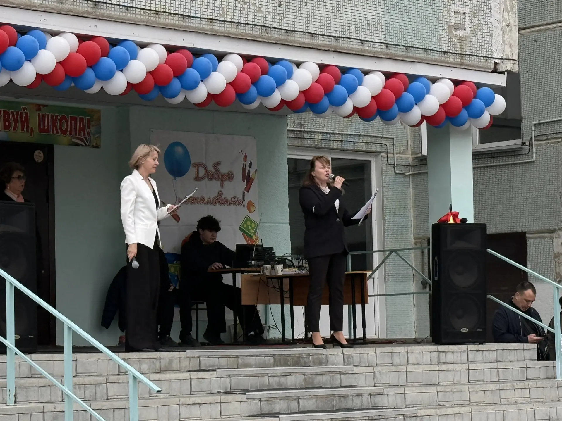 🎉 Вчера в нашей школе прошли торжественные линейки, посвящённые Дню знаний. Двор напол...