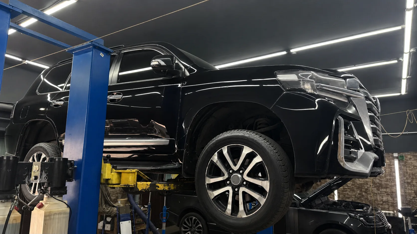 Toyota Land Cruiser 200, 2012 год
Пробег: 268 828 км

В работе был серьёзный внедорожник с системой 