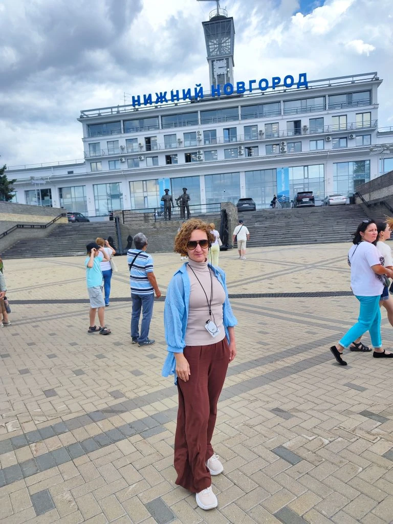 Все круизеры высыпают на набережную, предварительно обменяв ключ от каюты на карточки, по которым по