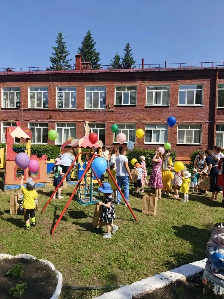📌 Сегодня, в Международный День защиты детей активисты Омского Росреестра посетили под...