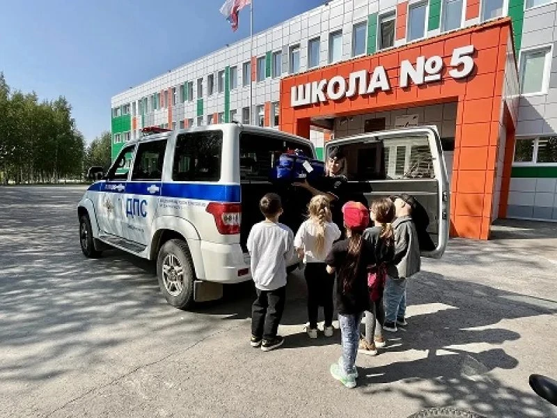 Сотрудники ОМВД Лангепаса накануне Дня флага посетили лагерь «Дружба». Дети рисовали тр...