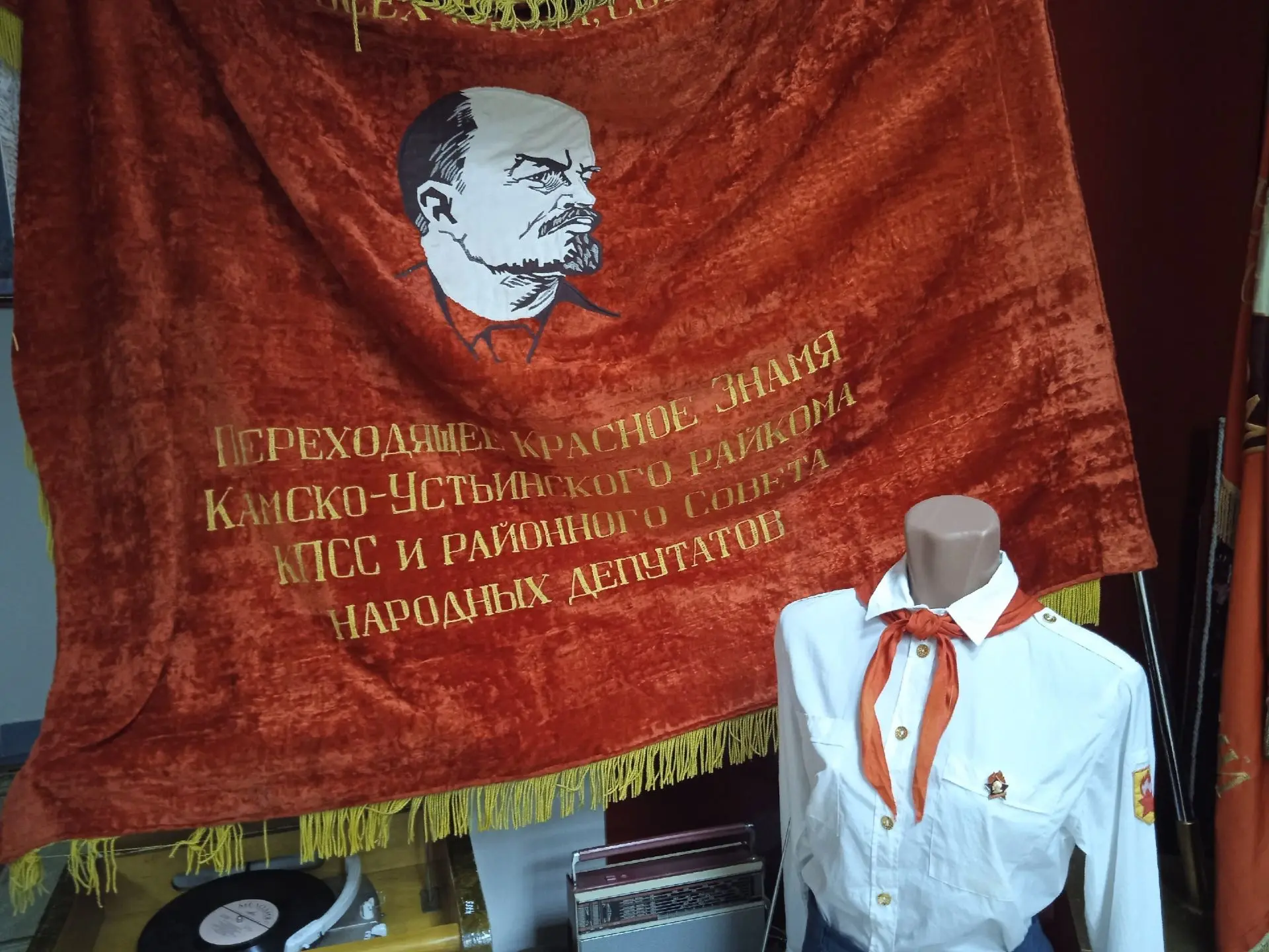 Выставка посвященная 1 Мая, Празднику весны и труда! "Мир труд май"