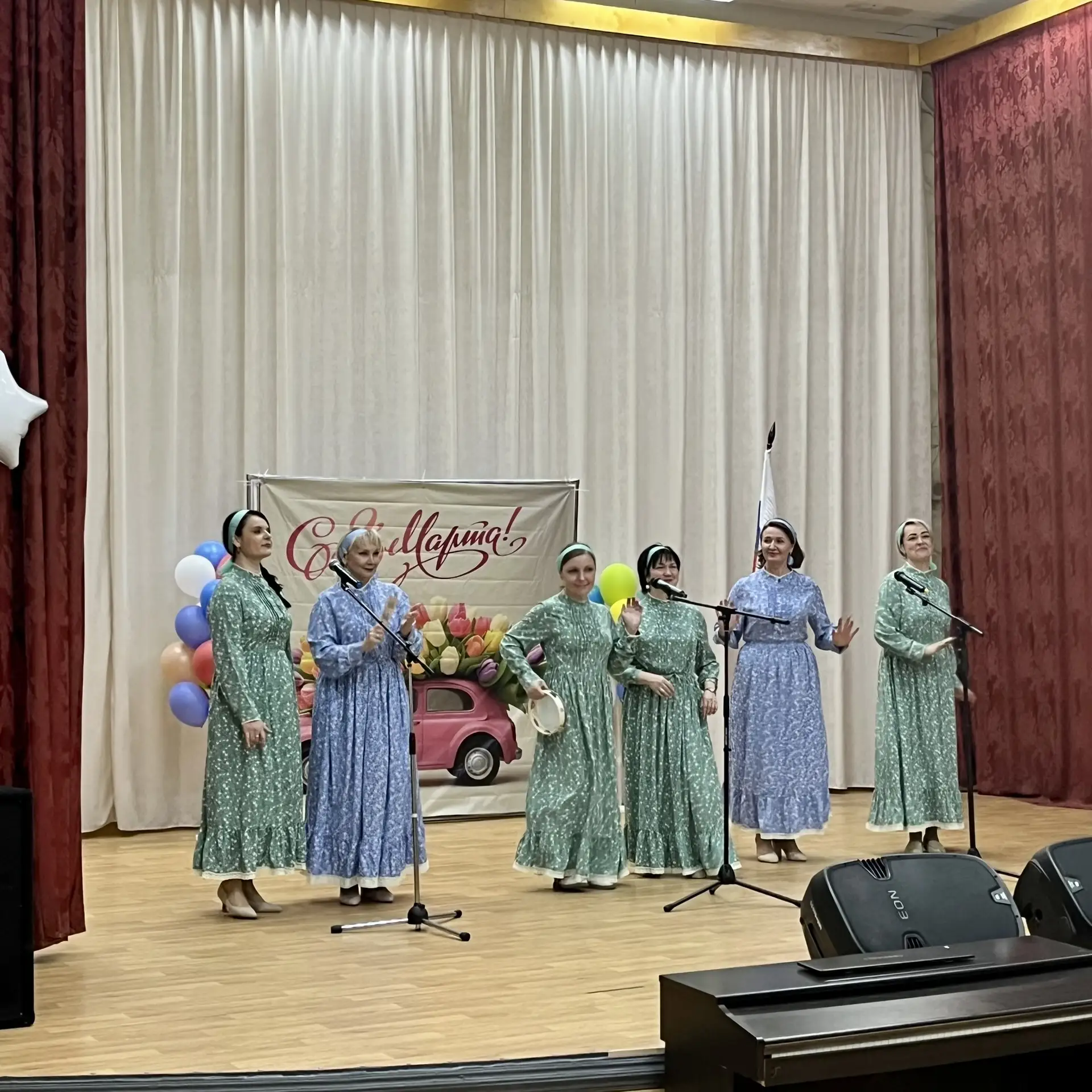 🌸💐🎶 В преддверии Международного женского дня в МАОУ «СОШ № 40» состоялся душевный праздничный концер