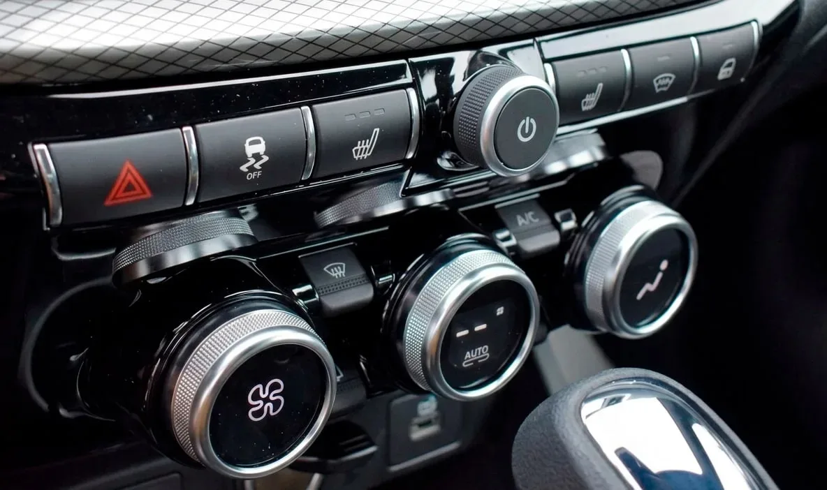 Lada Vesta спустя четыре года получила климат-контроль
АВТОВАЗ начал выпуск первых Lada Vesta NG С к