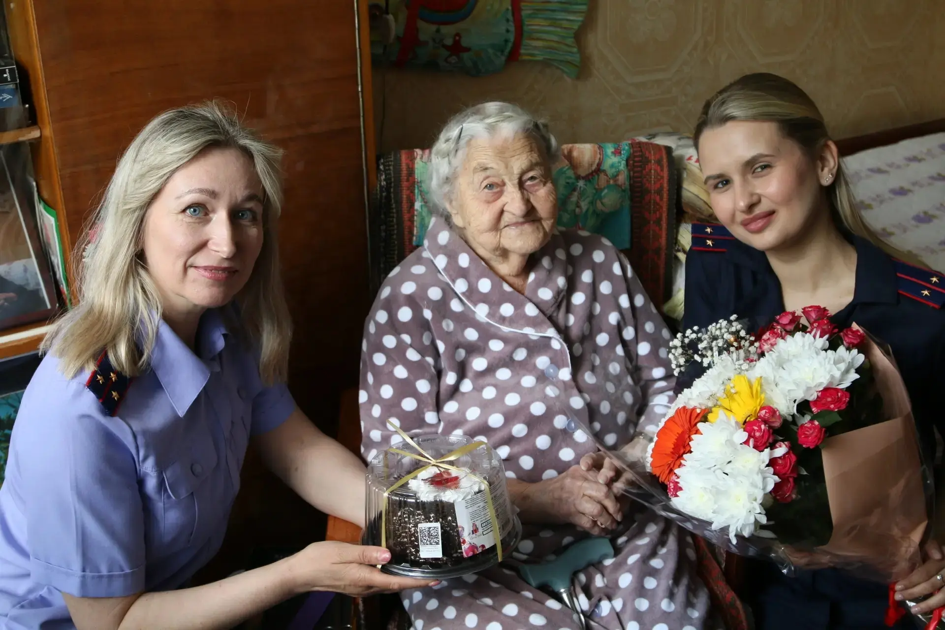🎉💐 104 года — целая эпоха за плечами: сотрудники СК навестили ветерана Тамару Николаевну Кухарук    