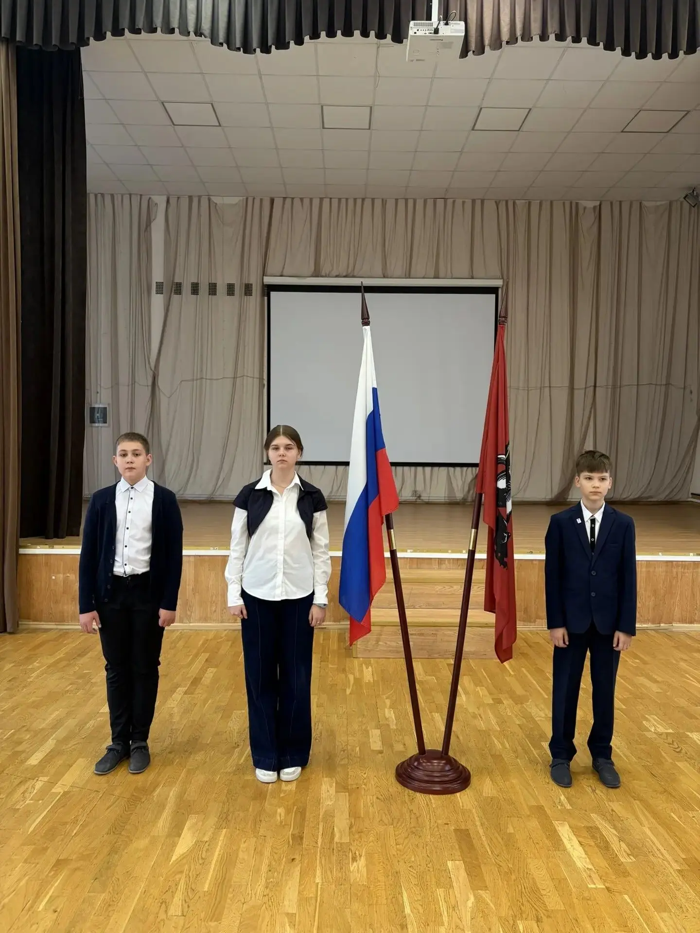 🇷🇺Учебная неделя в нашей школе началась с торжественной церемонии поднятия и выноса Государственного