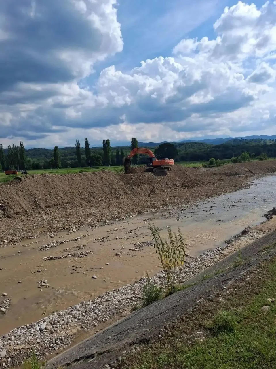 Продолжаем  расчистку русел рек республики. Сейчас работы ведём в Комгароне