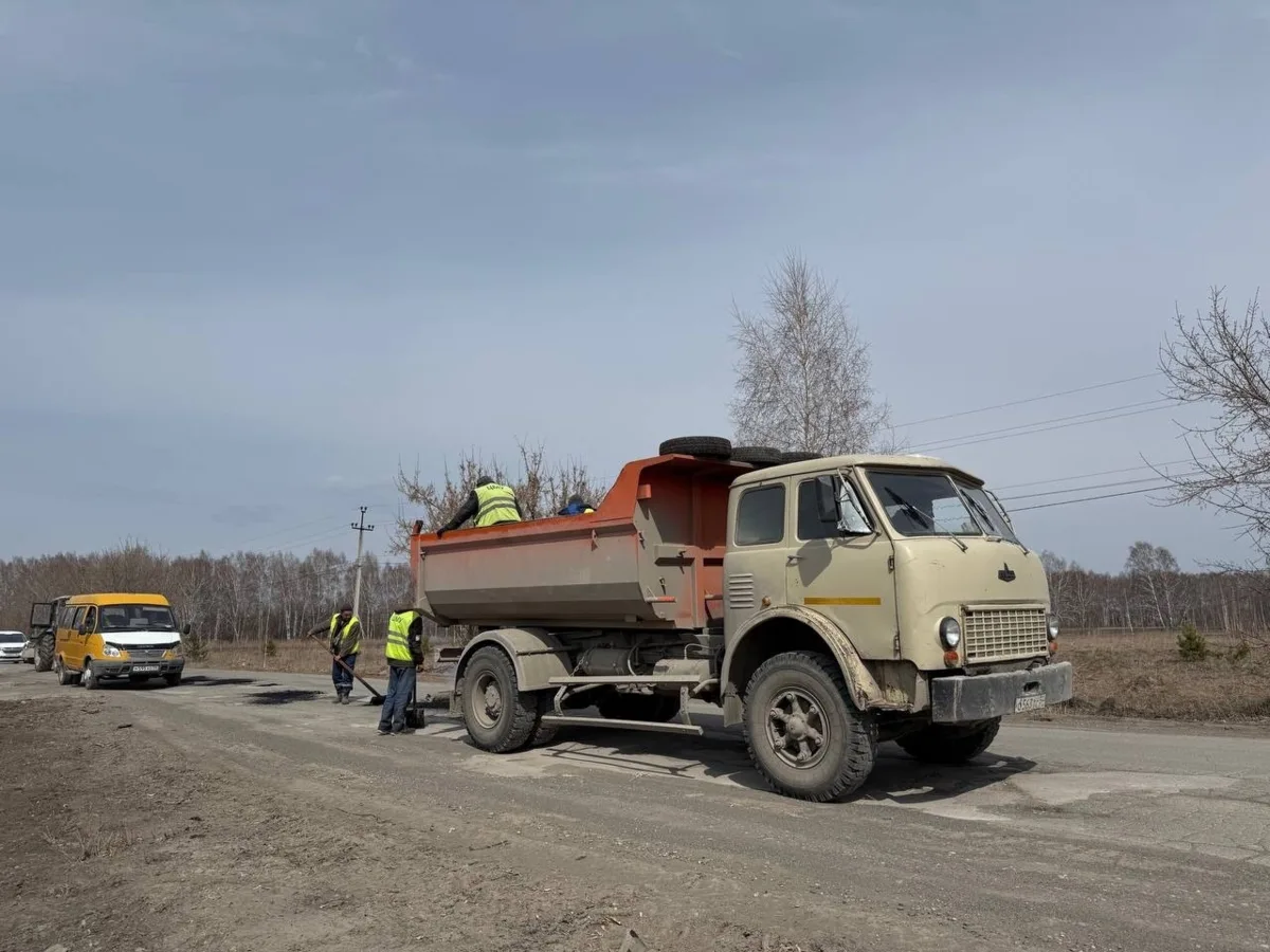 Срочно ремонтируют дорогу к водозабору в Бердске  Работы ведут перед запуском дачного маршрута №20