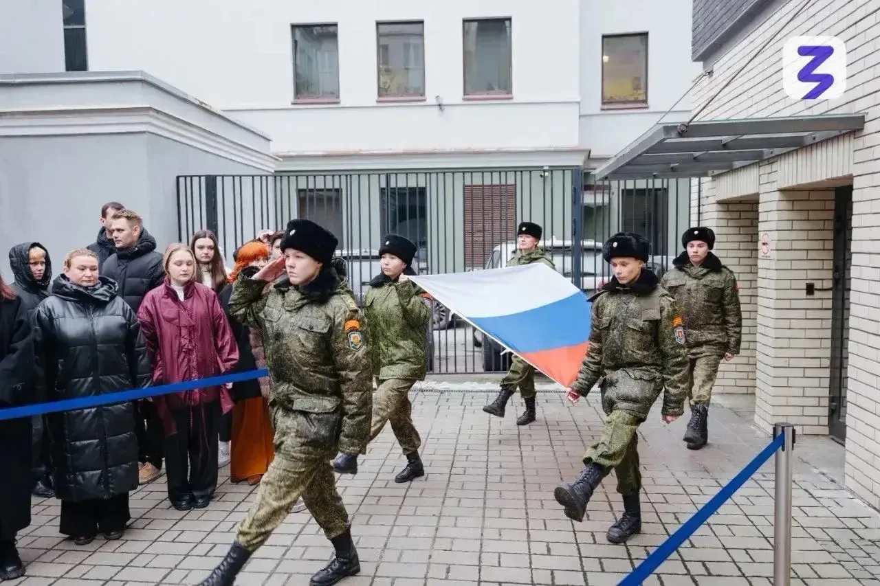 Гордость школы: наши кадеты-юнармейцы на церемонии поднятия флага в Российском обществе «Знание»

За