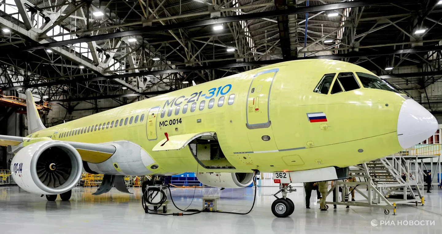 Первый серийный полностью импортозамещенный самолет МС-21 выполнил первый полет, сообщи...