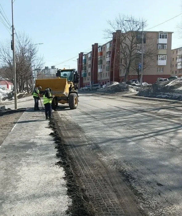 Дорожные службы продолжают работы по уборке песка вдоль центральных дорог.   Также проходят работы п