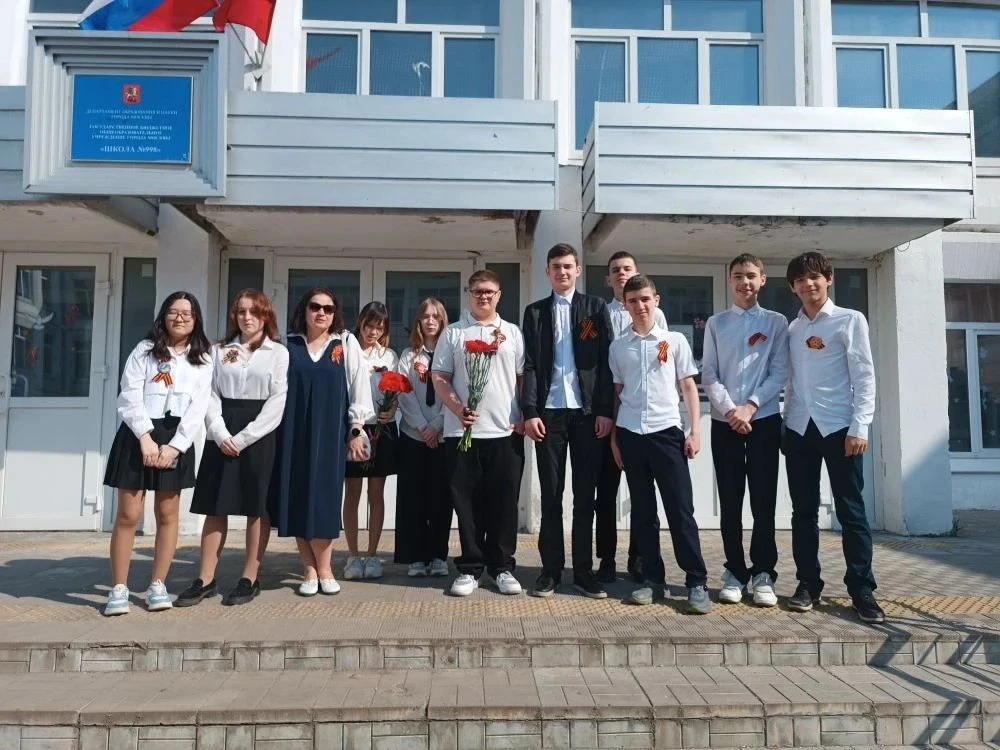 🌹 8«Б» у памятника Мусы Джалиля: тишина, цветы, память  В преддверии 9 Мая ребята почтили память гер