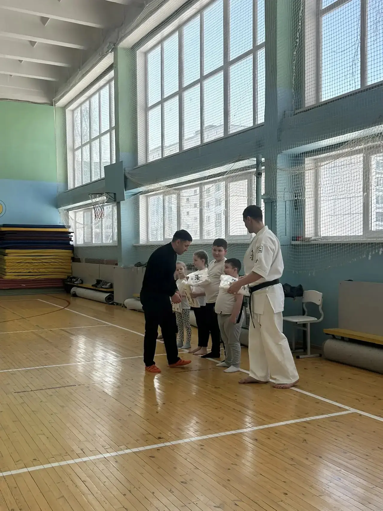 🎁 Руководитель УК «Кот» Маркин Михаил Васильевич сделал замечательный подарок нашим юным каратистам 