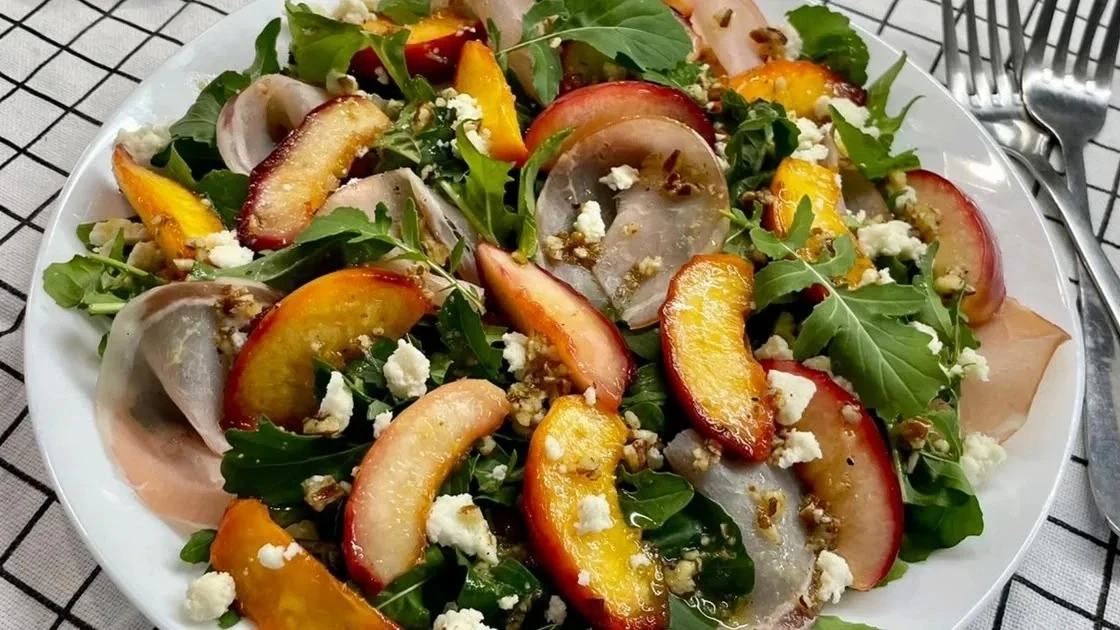 Салат с персиками и моцареллой.