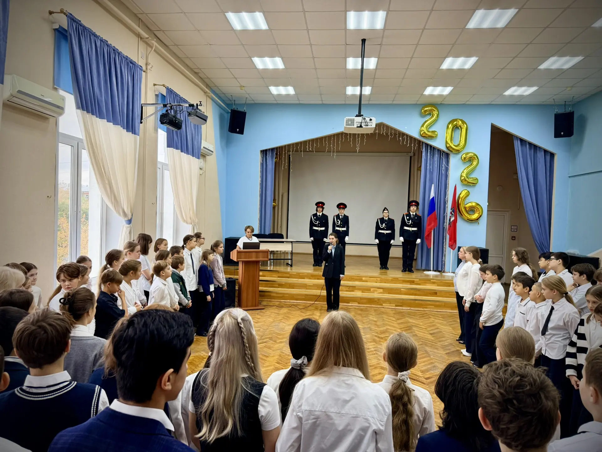 🇷🇺 Начинаем новую неделю с традиционной церемонии поднятия Государственного флага Рос...