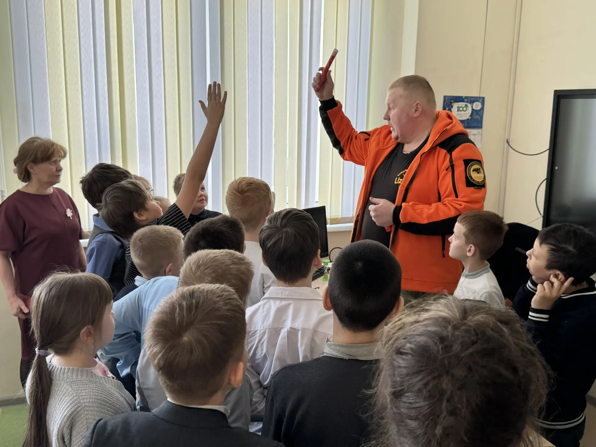 Спасатели пришли к малышам: важный урок перед праздником 🧡  В преддверии Дня защитника Отечества в н
