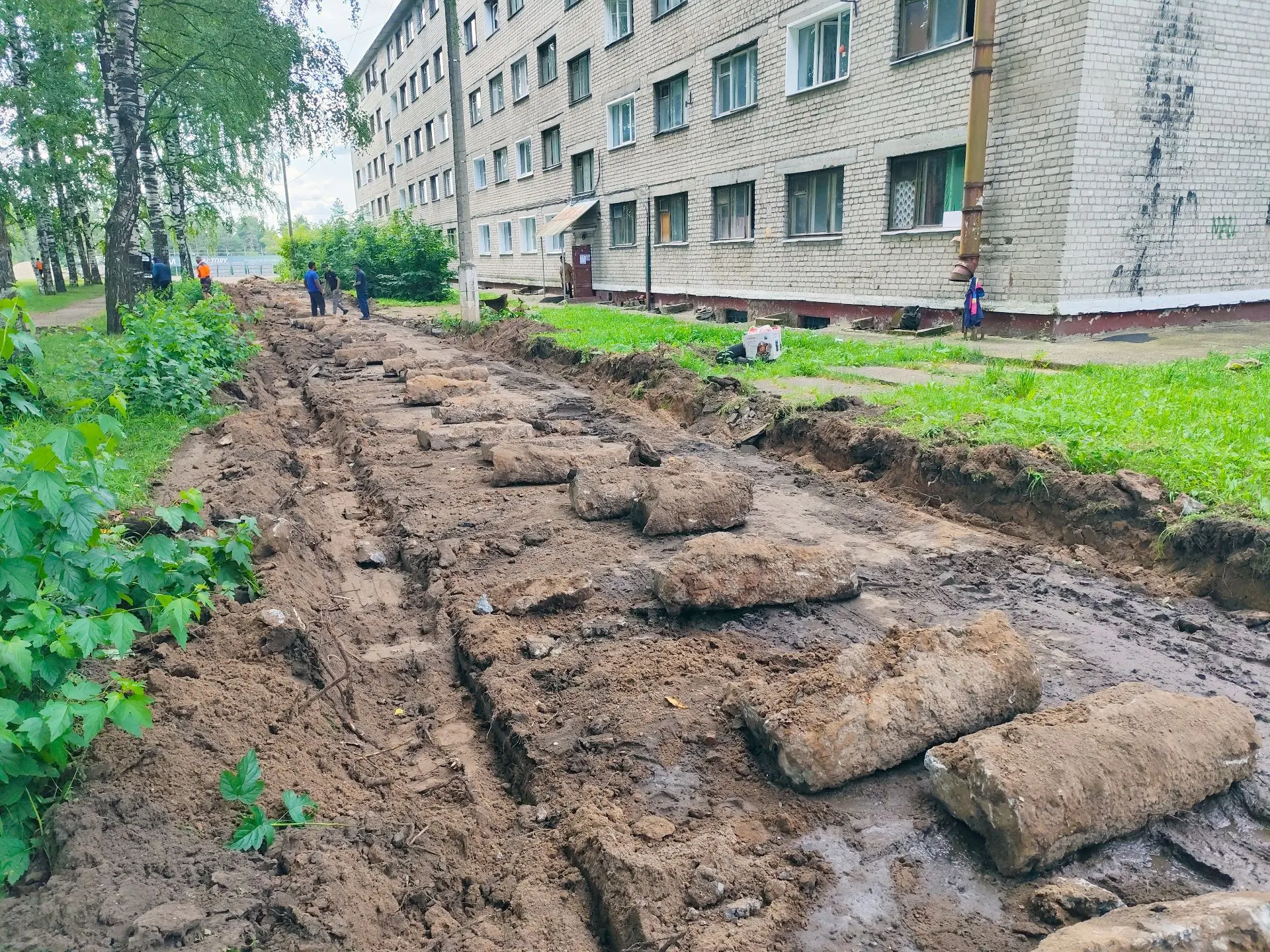 На Спортивной улице ведётся демонтаж старых бордюров