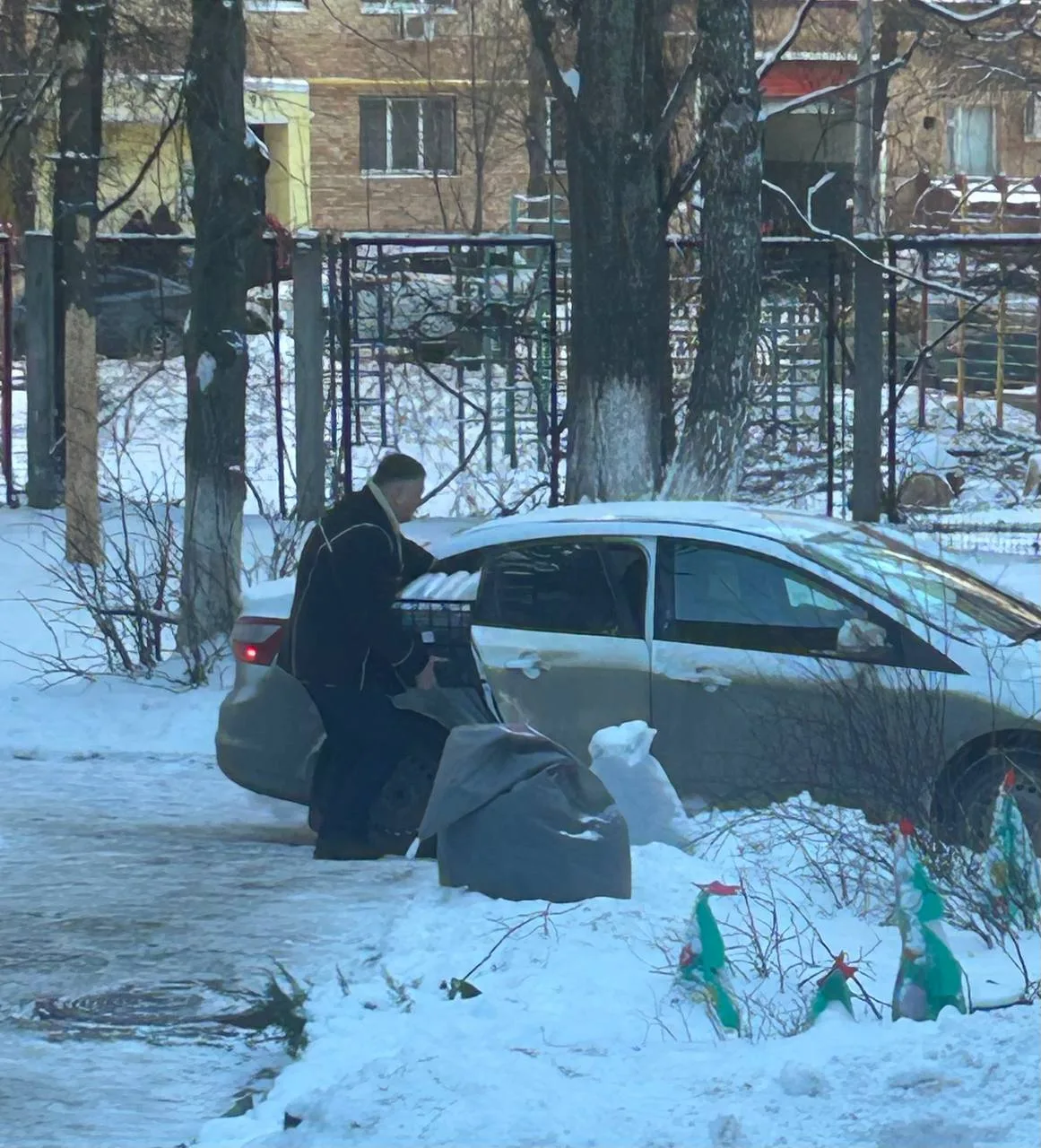 Эко-десант в действии! ♻️🥤 В начальной школе полным ходом идет подготовка к завершению 2 четверти, и