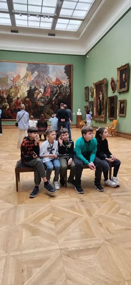 🚌🎨 День, наполненный искусством!  Ученики 4Д класса отправились в удивительное путешествие по залам 