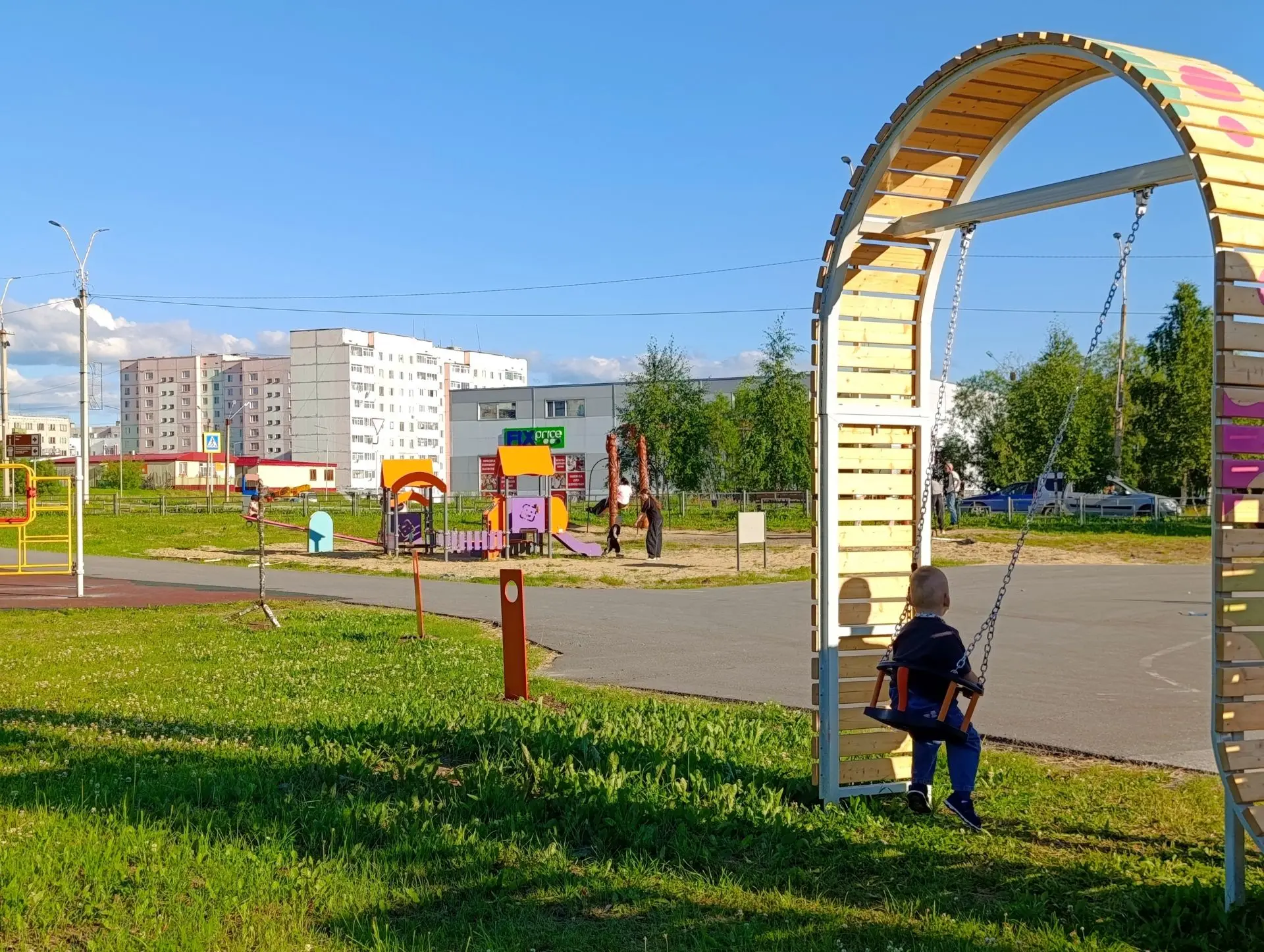 Вот и ещё одна рабочая неделя позади. 
 
За эти дни заметно изменилась площадь у «Томлуна», в городе