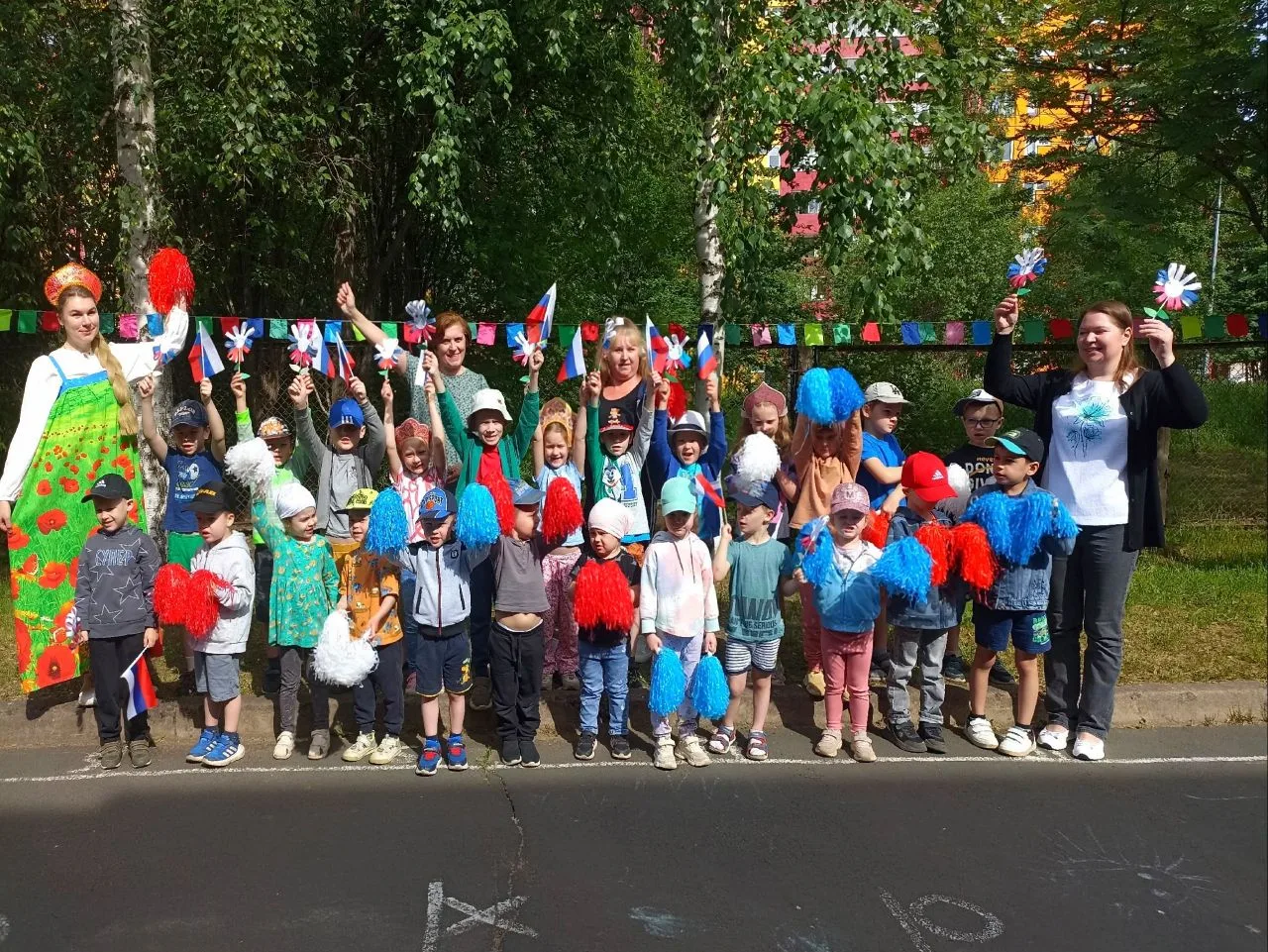 Сегодня в нашем детском саду прошло праздничное мероприятие, посвященное Дню России. Мы...