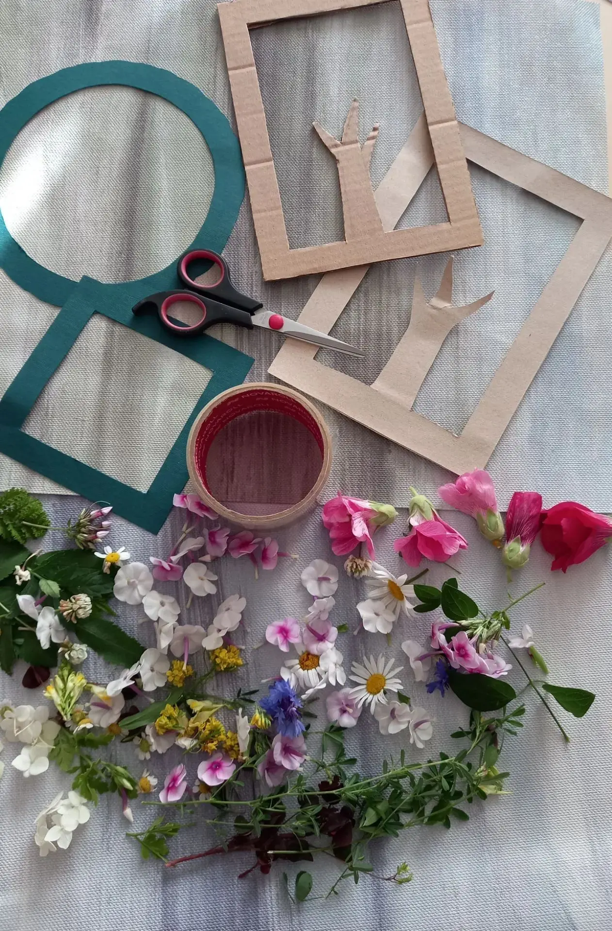 🌷🌿🌺 СОХРАНИМ ЛЕТО В РАМКЕ ЗА 10 МИНУТ! ☀️🍃💐

Делаем картины на скотче из цветов.

📌 Готовим ра