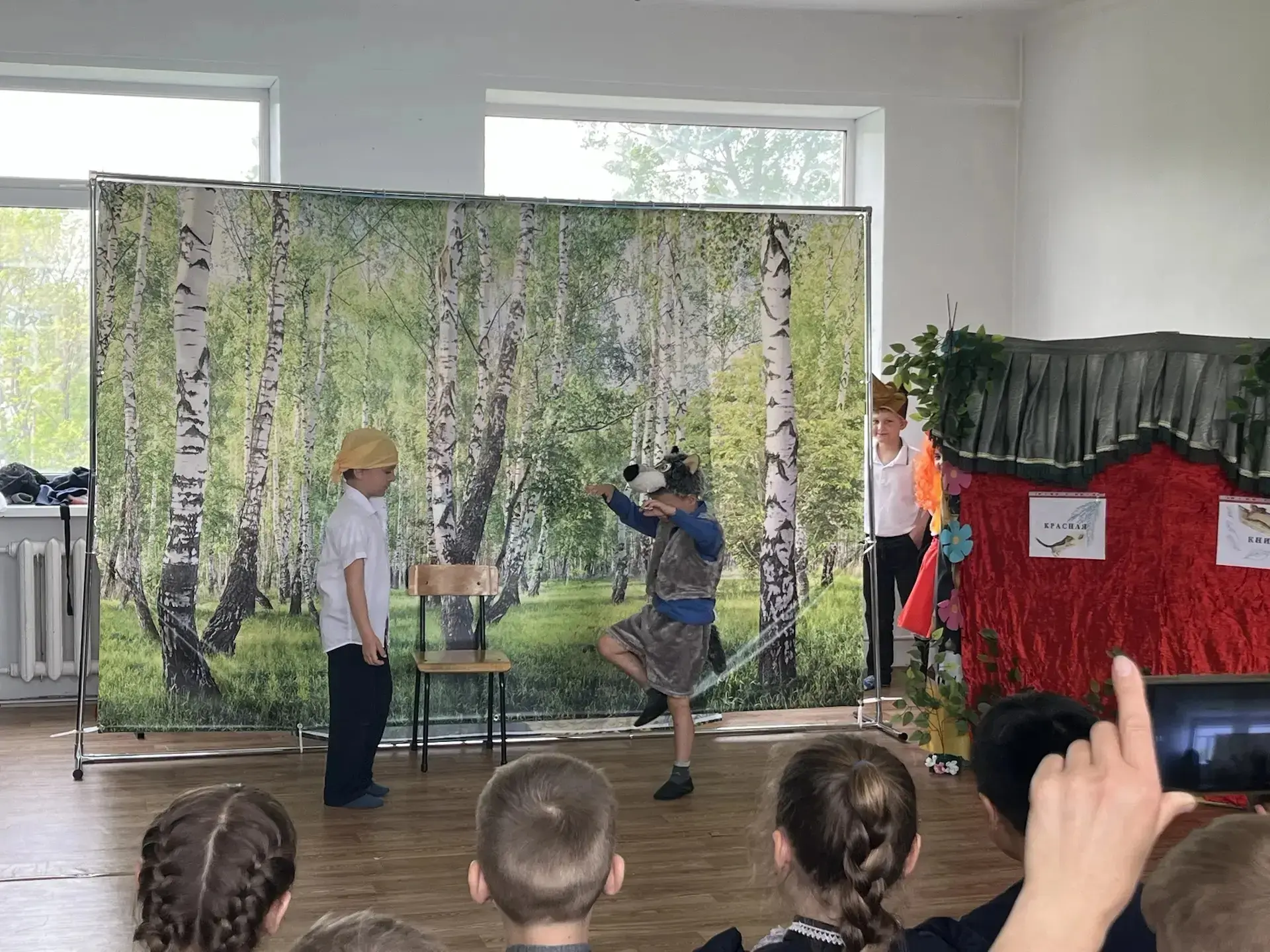 Сегодня в начальной школе состоялся дебют начинающих артистов- первоклассников из театральной студии