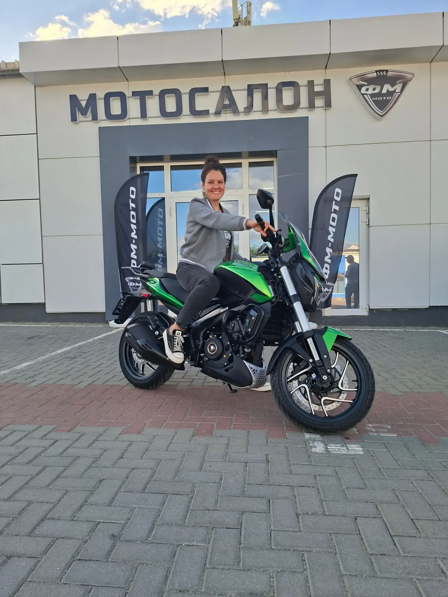 Поздравляем с приобретением мотоцикла Bajaj Dominar 400! 🎉Теперь впереди - ветер, доро...