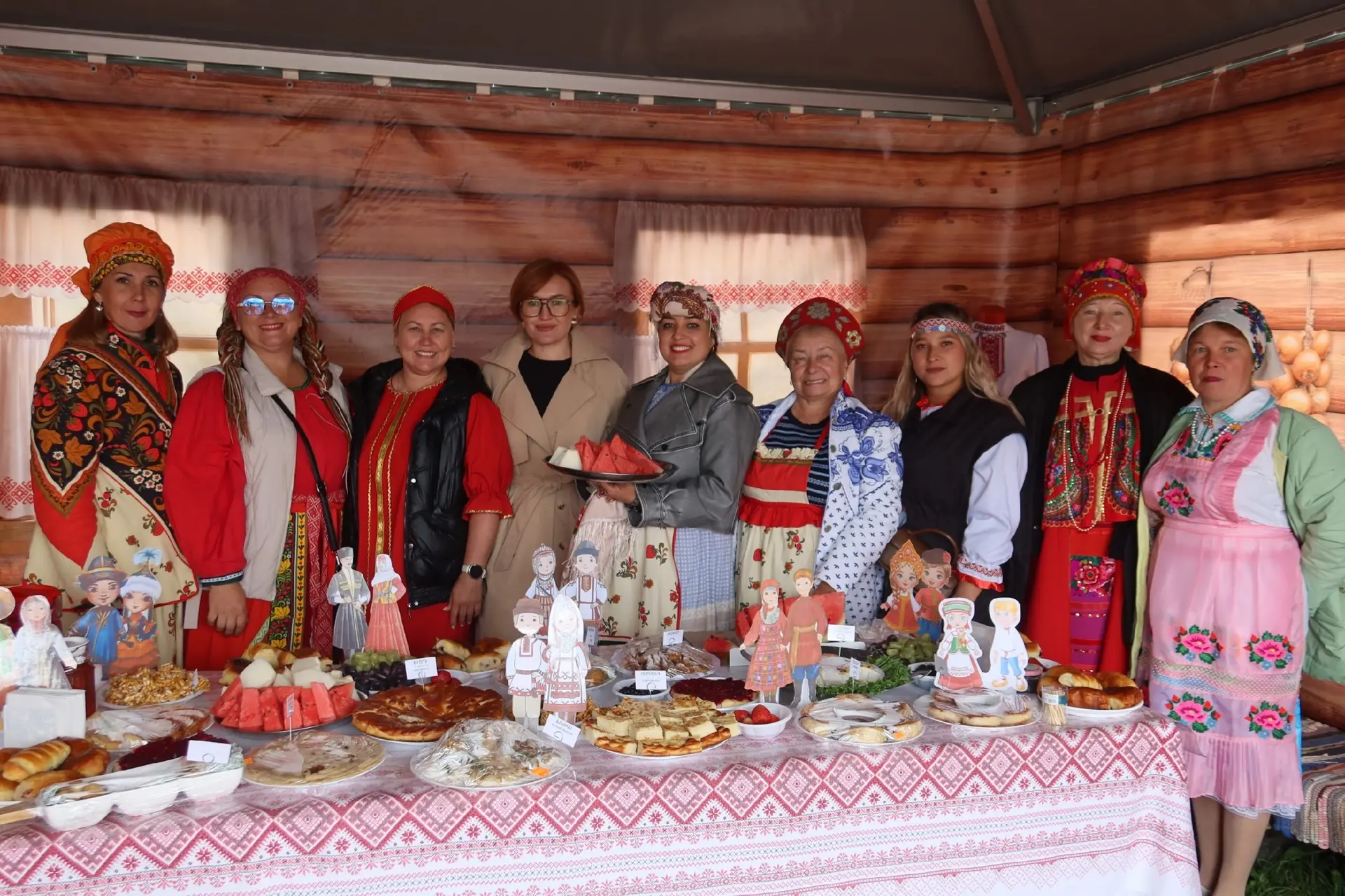 Несмотря на пасмурную погоду, в Медведевском подворье тепло и весело. Орешкинский ансам...
