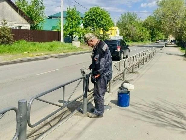 🧹 Убираем территорию района  Сотрудники МБУ «Служба благоустройства Кировского района» проводят мойк