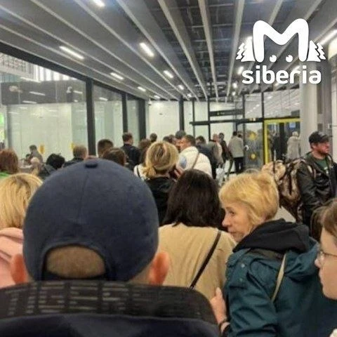 👥 Накануне в аэропорту Толмачёво пассажирам пришлось стоять в огромных очередях у стое...