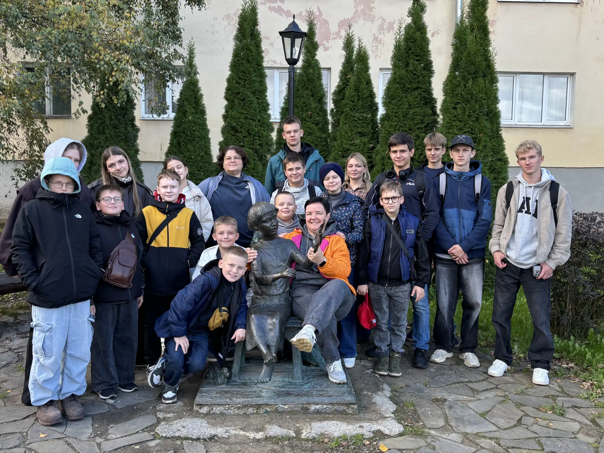 Путешествие во времени: Гимназия №8 в Великом Новгороде! 🏰📜