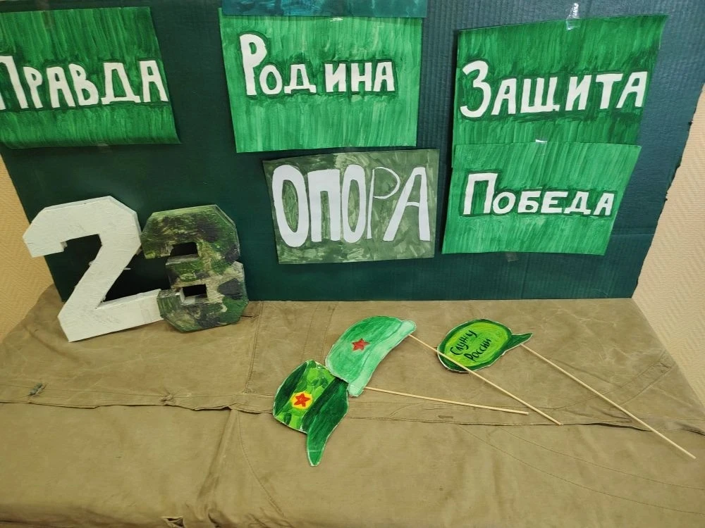 Однажды в тылу врага, или Как мы готовились к 23 февраля... 😄  Оборудование: бумага, картон, гуашь, 