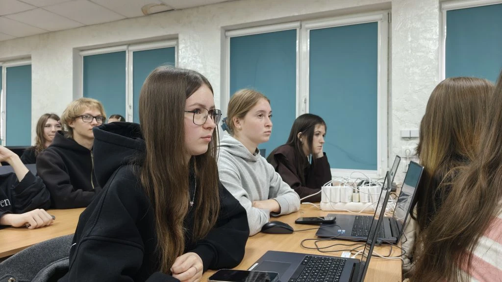 Сегодня в Романовском колледже индустрии гостеприимства — важный кинопоказ и обсуждение!  ❗️ Тема: «
