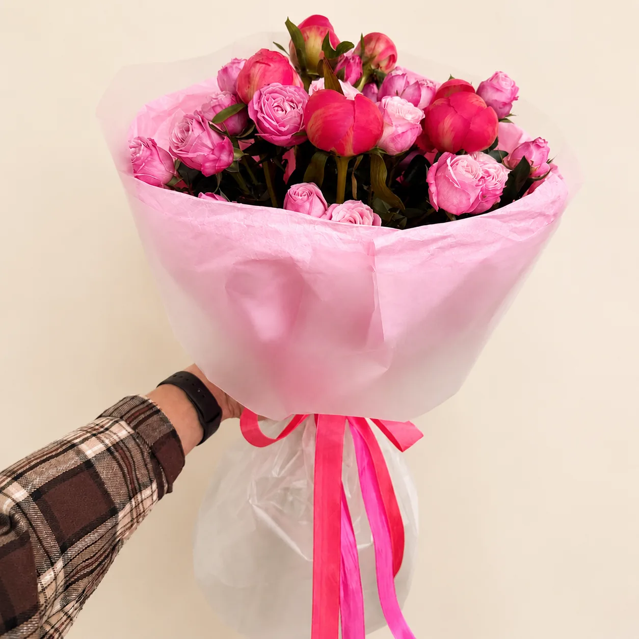 🌸 Когда пионы встречаются с кустовыми розами — получается магия.

Пышные, ароматные пионы и нежные 