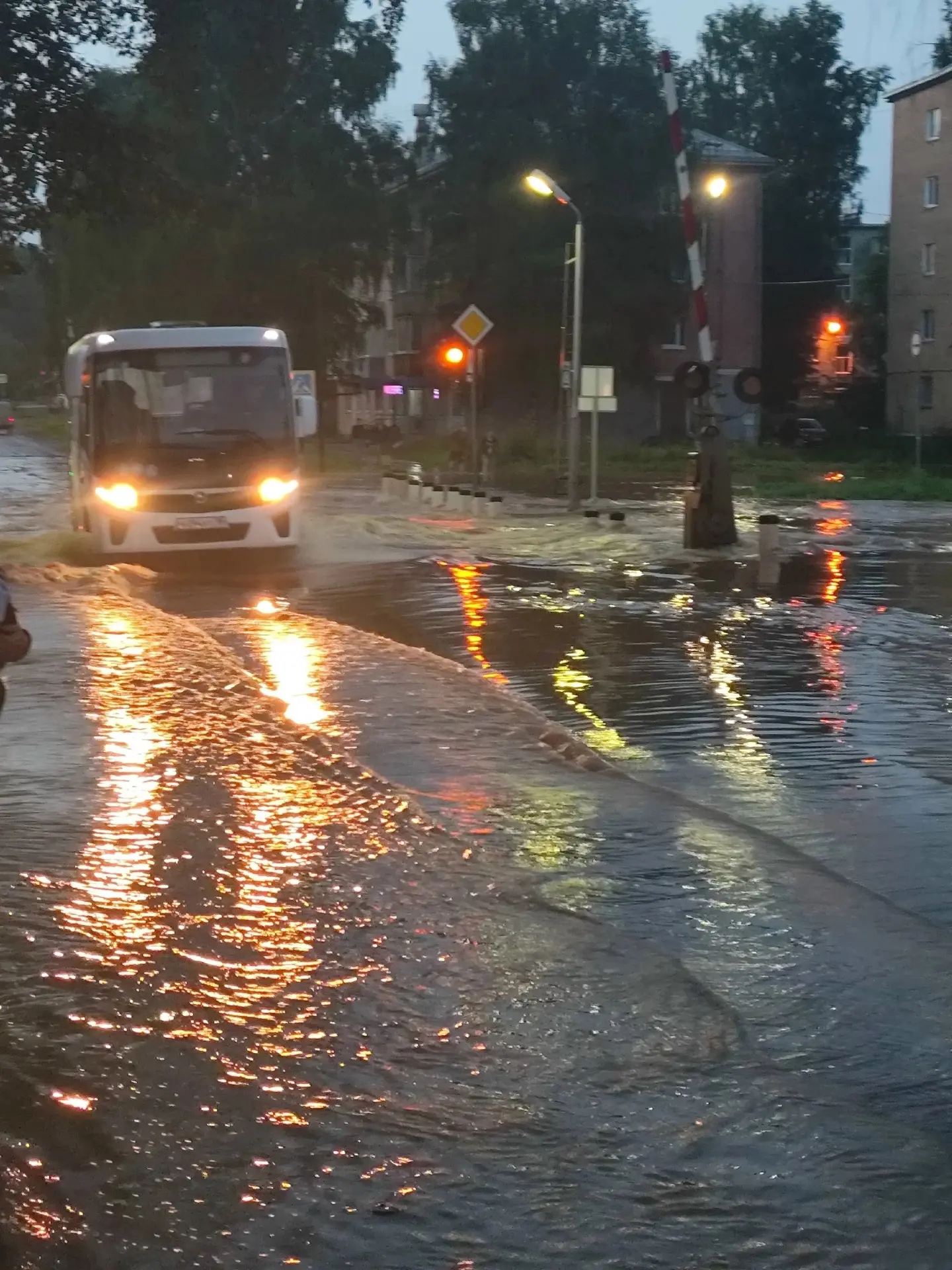 Из-за выхода из берегов реки Сыга в Глазове временно меняются маршруты автобусов и реко...