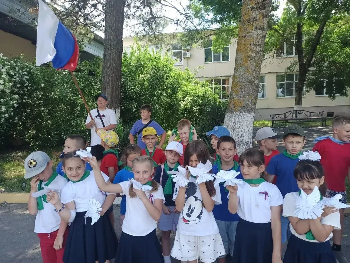 Танец, драйв и целое море бело-сине-красных шаров! 🇷🇺 Наша школа превратилась в эпицентр самых ярк