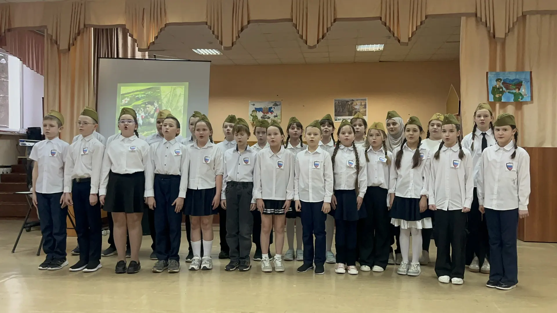 ✨ Смотр патриотической песни ✨ 
13 февраля в начальной школе прошёл конкурс «Смотр патриотической пе